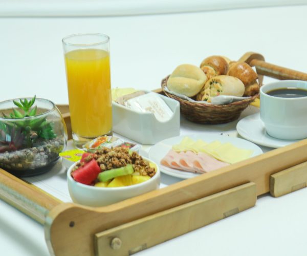 DESAYUNO EN BANDEJA